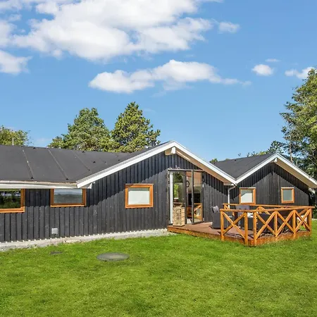 Hébergement de vacances Four-bedroom In *